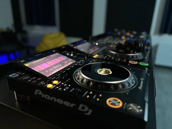 Profesionální DJ přehrávač k pronájmu v Brně