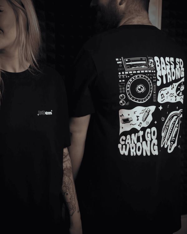 Muž a žena v tričku DJem v DJ roomu