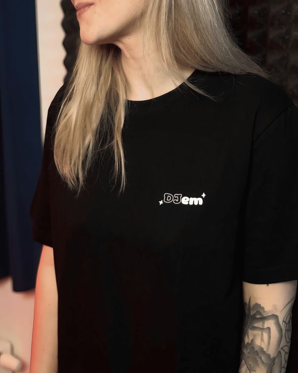Žena v tričku DJem v DJ roomu