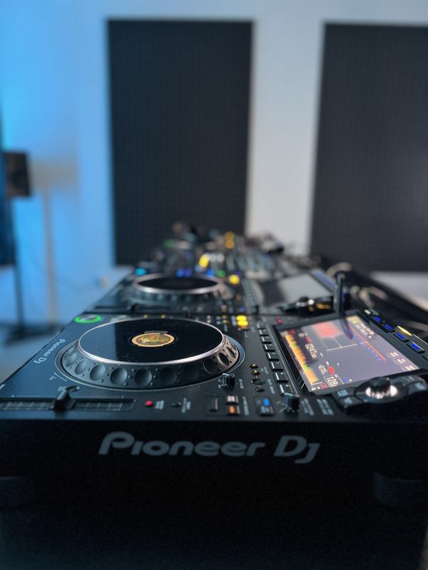 Profesionální DJ přehřávač Pioneer DJ CDJ-3000 ve studiu DJem v Brně