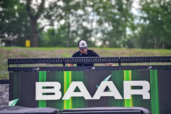 Adam Baar hrající na venkovní stage