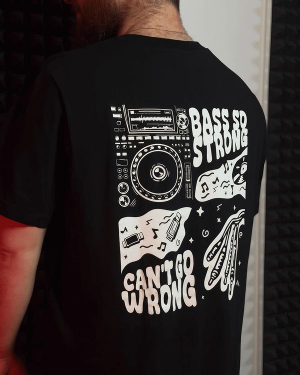 Muž v tričku DJem v DJ roomu