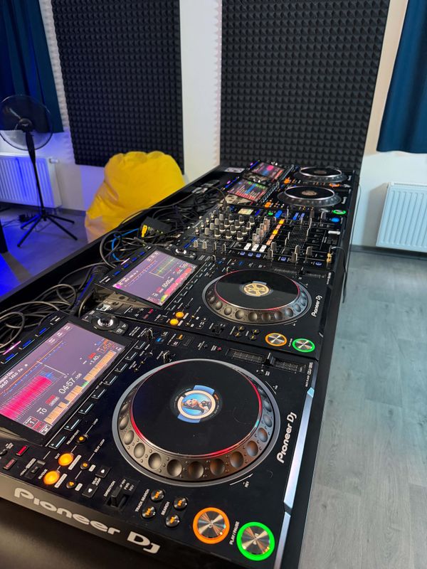 Mixážní pult v DJ roomu DJem v Brně