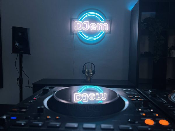 Mixážní pult v DJ roomu DJem v Brně