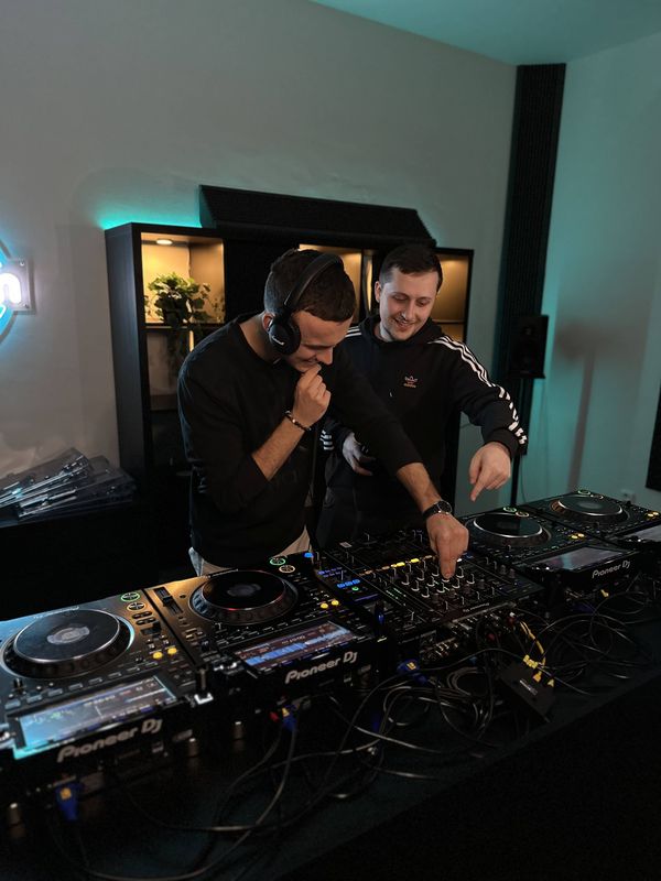 Adam Baar vysvětlující techniky v rámci DJ kurzu v DJem v Brně