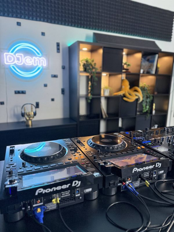 Mixážní pult v DJ roomu DJem v Brně